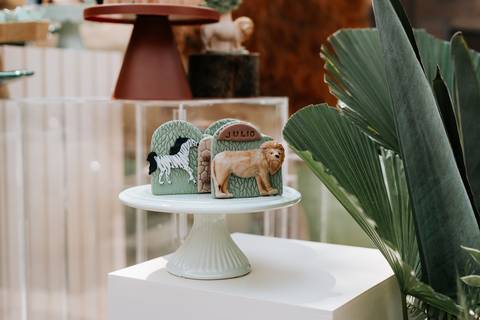 Foto de doces personalizados em suportes de porcelana branca.'