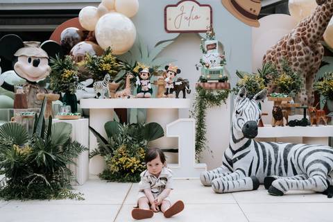 Foto do aniversariante sentado sozinho em frente ao painel do Safari.'