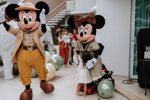 Foto do Mickey e Minnie posando para os convidados na área externa.'