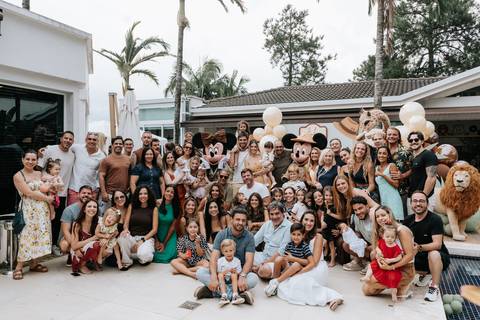Foto panorâmica com todos os convidados reunidos para o retrato coletivo.'