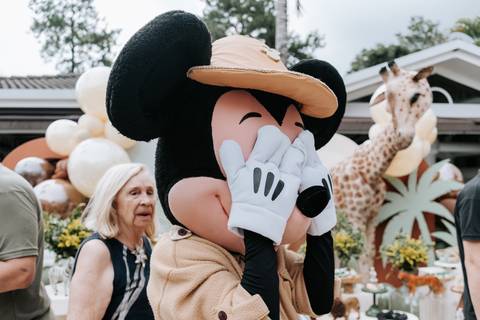 Foto de close do personagem Mickey fazendo pose para as fotos.'