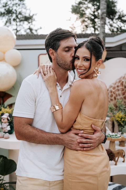 Foto romântica do casal sorridente abraçados ao final da festa.'