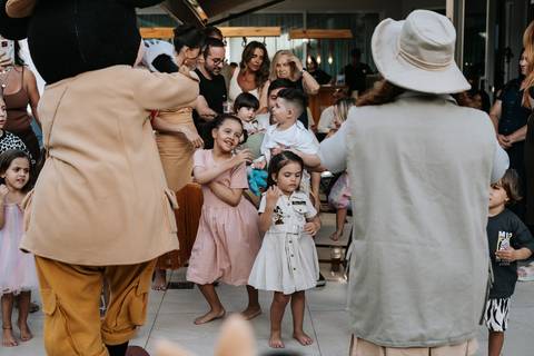 Foto de animação com personagens e convidados dançando no salão.'