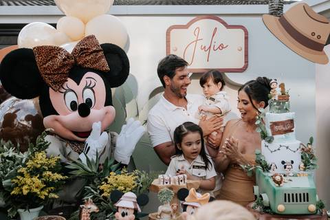 Foto da família reunida com a Minnie Safari para o parabéns. '