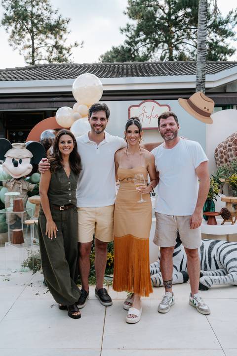 Foto do casal com amigos convidados na mesa principal.'