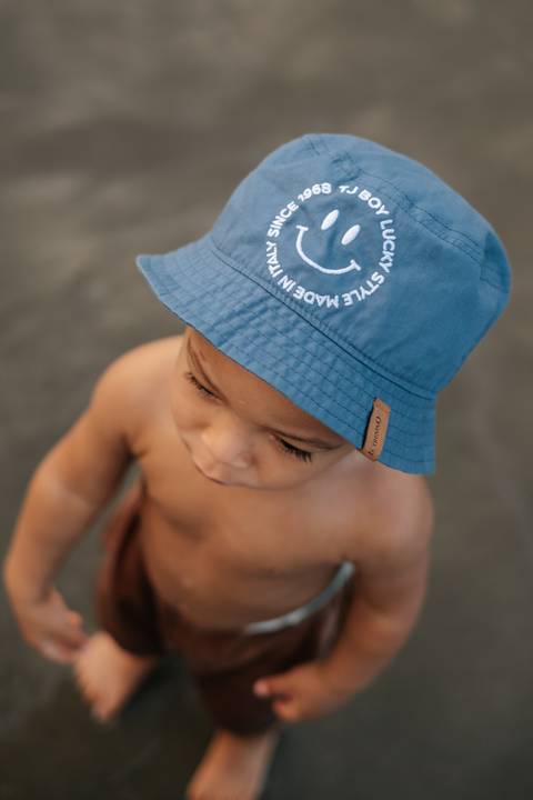 Foto em ângulo superior do bebê olhando para frente. '