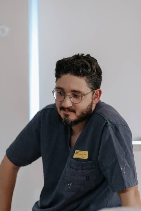 Foto de close do acompanhante observando o processo com atenção e carinho.'