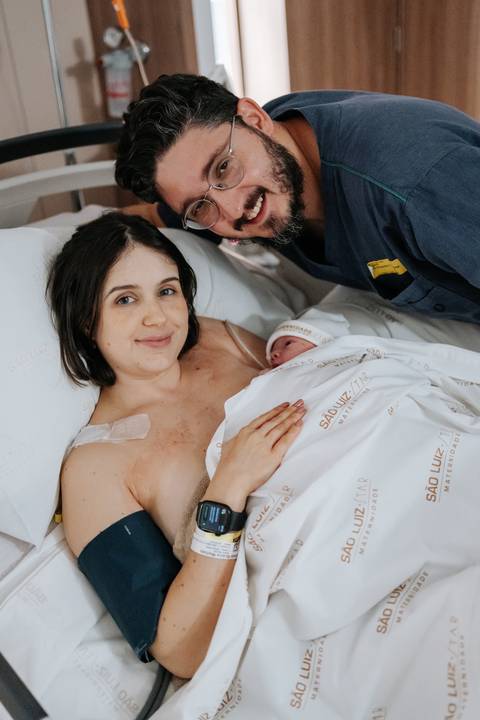 Foto oficial da família ainda na sala de parto.'