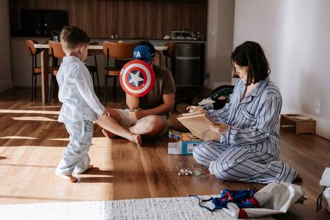 Foto da família reunida na sala.'