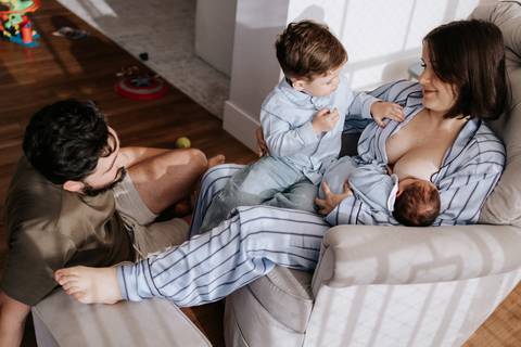 Foto panorâmica da família reunida na sala, capturando a nova rotina.'