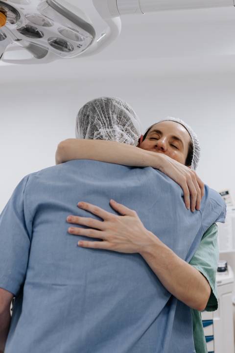 Foto de um abraço emocionado.'