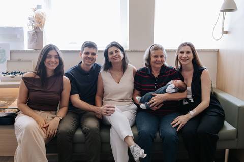 Retrato oficial com toda a família reunida no sofá da maternidade para receber o Mathias.'