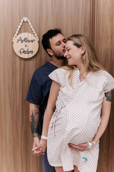 Foto de perfil do casal trocando carinhos antes de se direcionarem para o centro cirúrgico.'