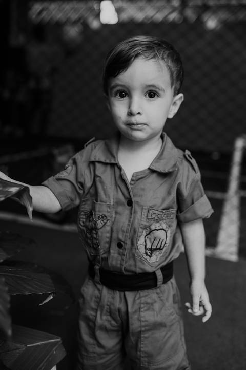 Versão foto em preto e branco focando no detalhe da camisa estampada do caçula.'