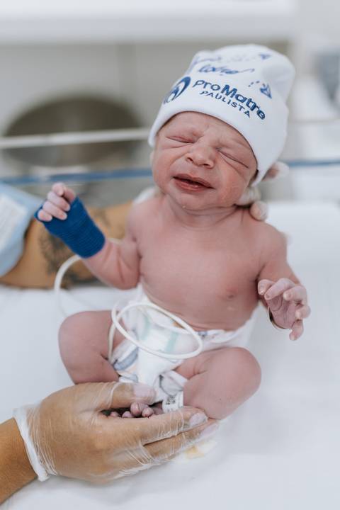 Foto de recém-nascido chorando após o nascimento na maternidade'