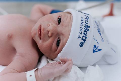 Foto de recém-nascido olhando para a câmera na maternidade'