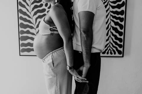 Versão artística em preto e branco da pose do casal de costas um para o outro e de mãos dadas.'