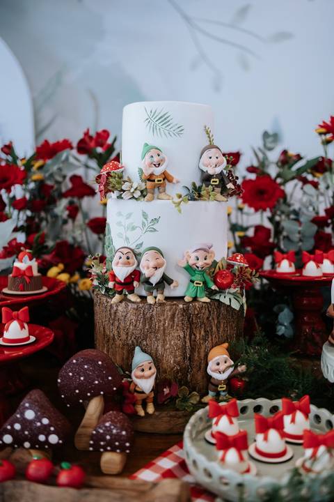 Detalhe do bolo decorado com os bonequinhos dos Sete Anões.'