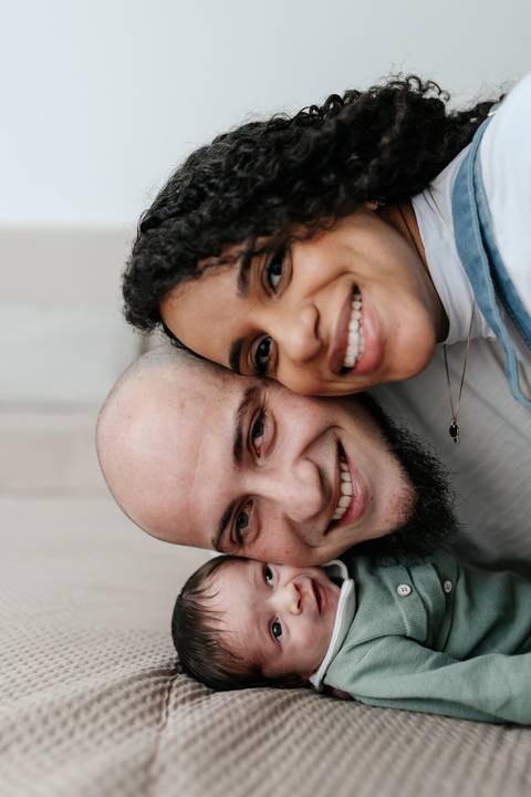 Retrato em close-up do casal sorrindo feliz com as cabeças encostadas.'