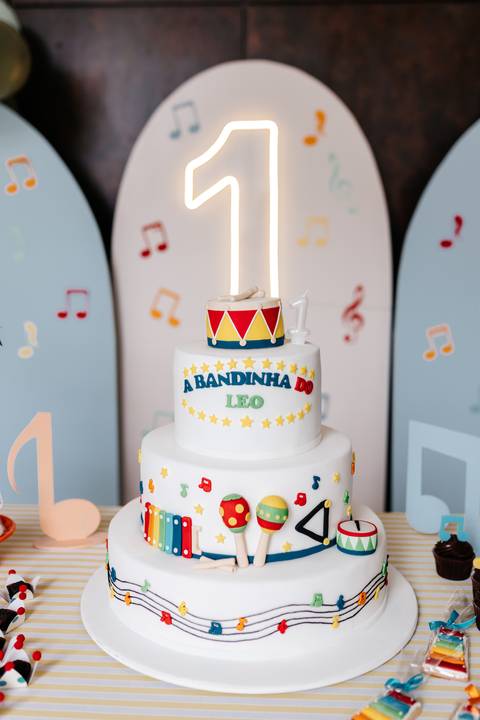 Bolo de aniversário infantil decorado com o tema 