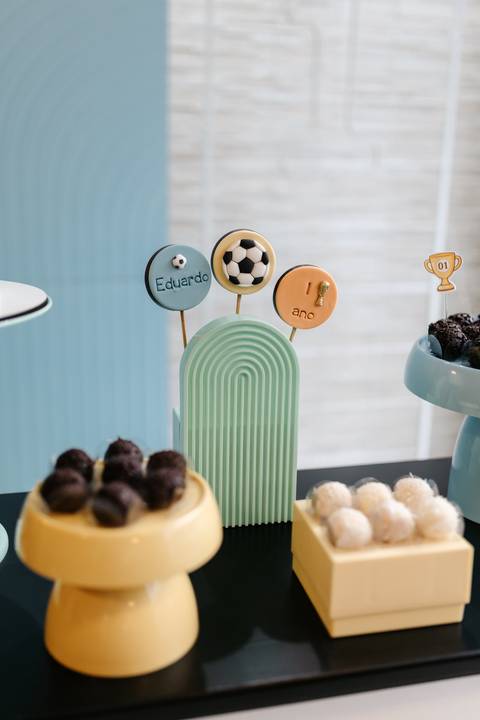 Detalhe da decoração da festa de 1 ano com elementos do tema futebol.'