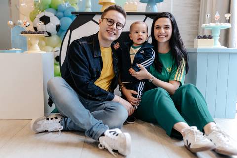 Familia reunidos para uma foto de família na festa de 1 ano.'
