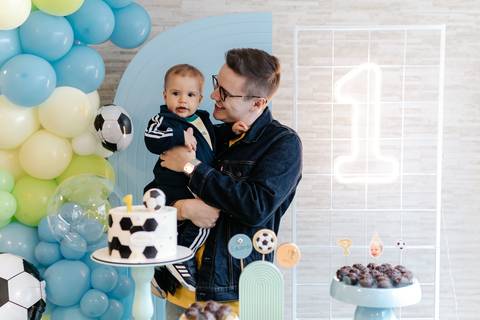 decoração da festa e um registro especial de pai e filho.'