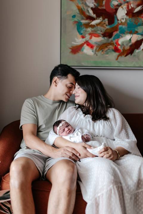 O aconchego da família nos primeiros dias de vida do bebê.'