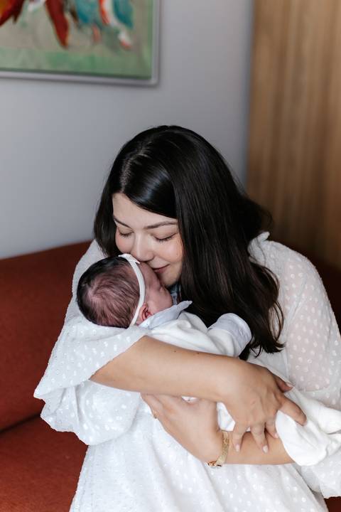 Um momento de carinho entre mãe e filho registrado com delicadeza.'