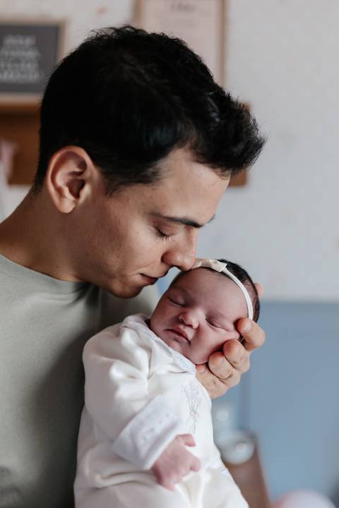 O encontro entre pai e filho em um registro afetivo e espontâneo.'