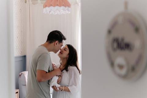 Pais e filho reunidos em um momento de carinho e conexão.'