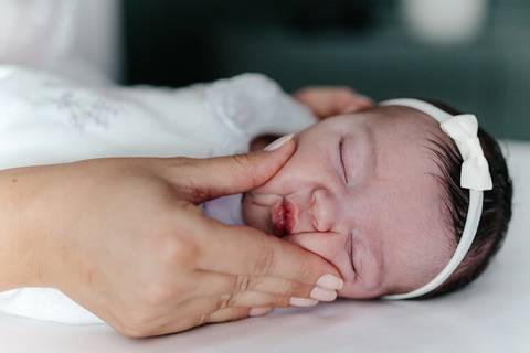 Um registro delicado das pequenas características do bebê ainda nos primeiros dias.'