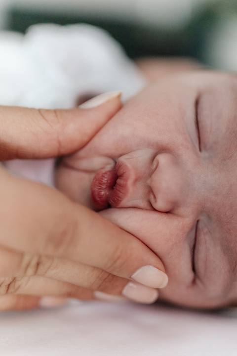 Um registro delicado das pequenas características do bebê ainda nos primeiros dias.'