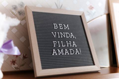 O quarto de ovelhinhas preparado com carinho para a chegada do bebê.'
