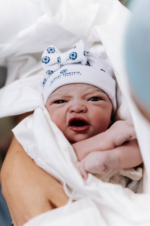 Bebê recebendo os primeiros cuidados nos minutos iniciais de vida.'
