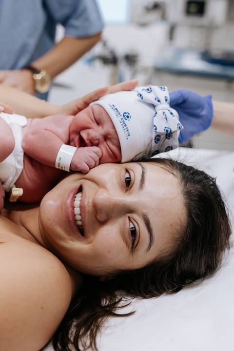 O primeiro encontro entre mãe e bebê após o nascimento.'