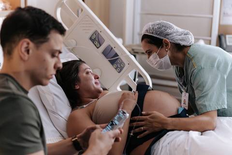 A mãe vivendo os instantes que antecedem o primeiro encontro com o bebê.'