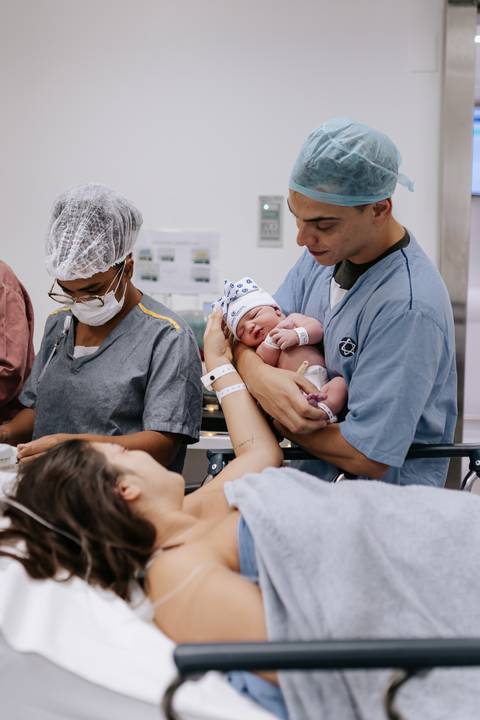 Pai conhecendo e acolhendo o bebê pela primeira vez.'