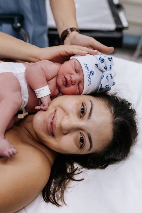 Mãe e filho juntos nos primeiros momentos de vida, em um registro cheio de afeto.'