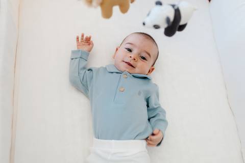 Bebê de 3 meses em um momento tranquilo durante o ensaio realizado em casa.'