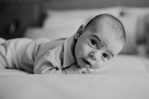 Um sorriso espontâneo do bebê durante o ensaio de 3 meses.'