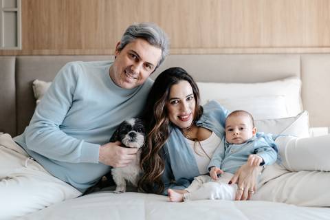 Família reunida durante o ensaio de 3 meses, em um registro leve e espontâneo.'