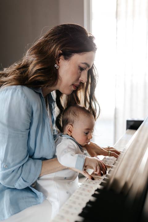 Um registro afetivo dos 3 meses, reunindo bebê, família e o pet em uma memória para guardar.'