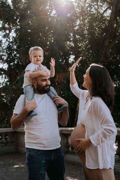 Filho nos ombros do pai trocando um 