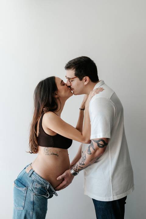 Casal se beijando carinhosamente.'