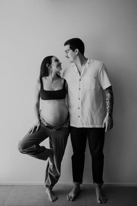 asal posando lado a lado em versão preto e branco.'