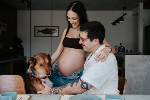 Casal e o cachorro de estimação reunidos na sala.'
