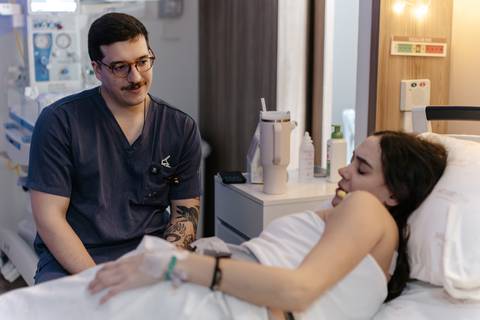 Casal conversando e sorrindo entre as ondas de contração.'