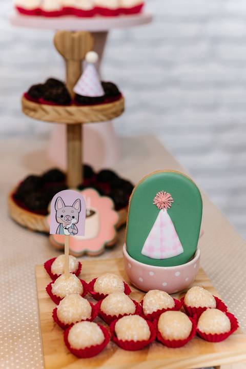 Biscoitos confeitados com tema de cachorrinho e chapéu de festa.'