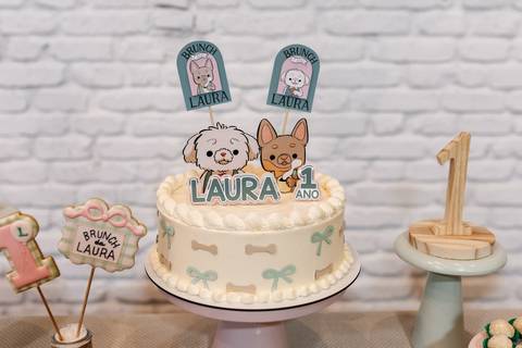 Bolo de aniversário infantil decorado com toppers de pets e nome 